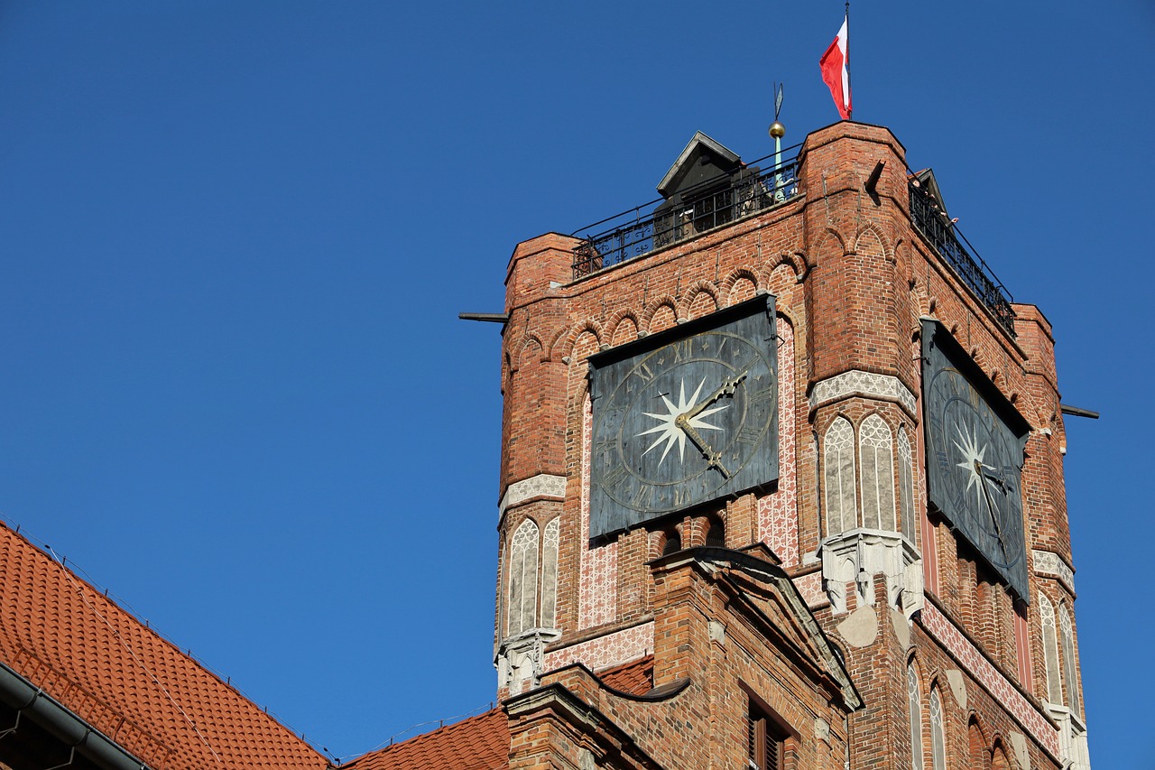 Zegar na wieży Ratusza W Toruniu.