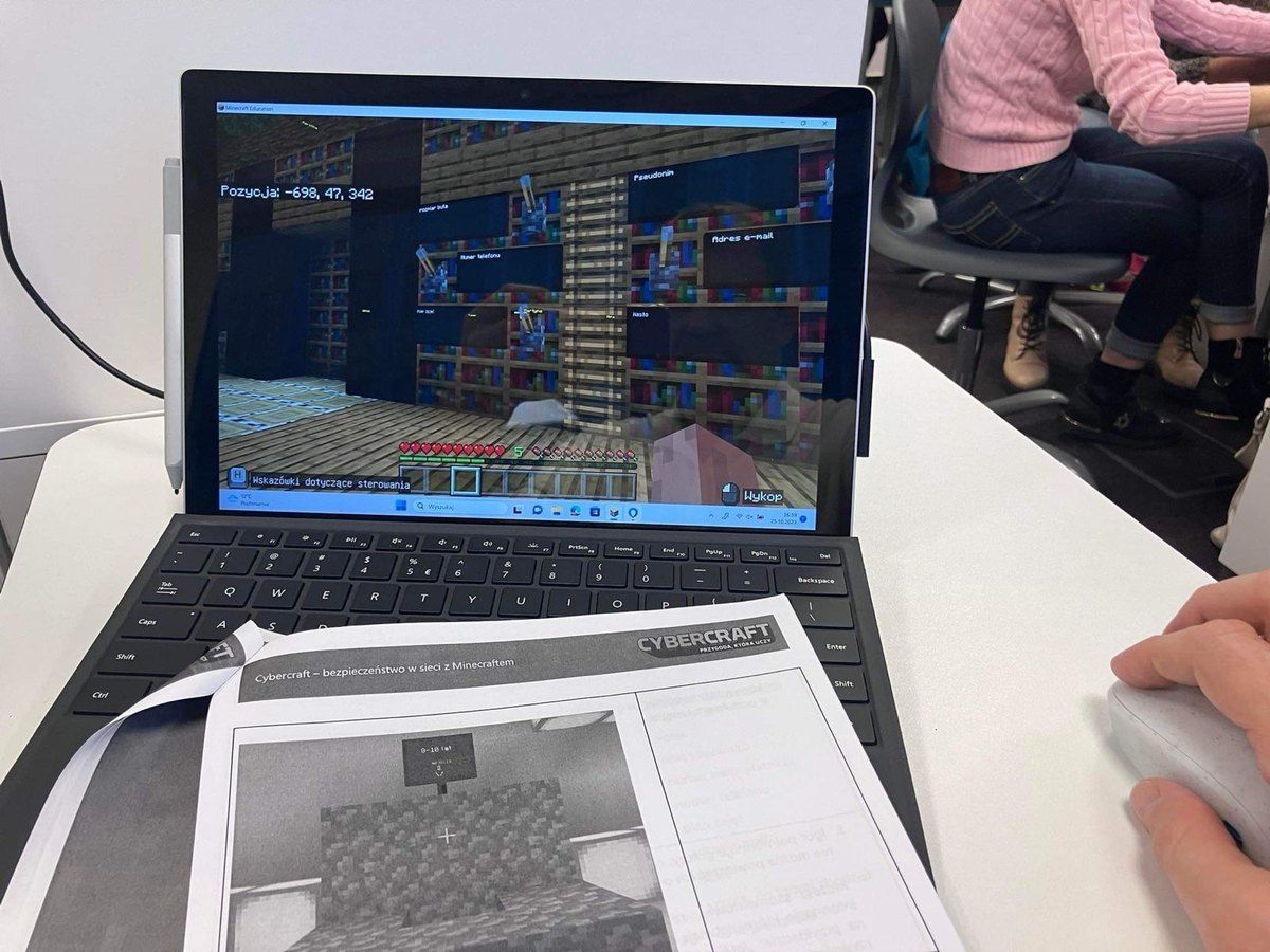 Ekran laptopa z uruchomioną grą Minecraft.