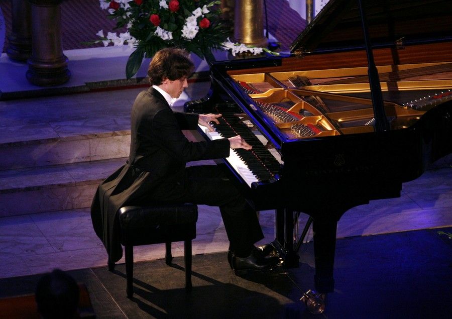 Rafał Blechacz podczas koncertu fortepianowego na scenie