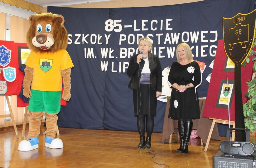 na scenie Lew Bronek wraz z dyrekcją szkoły Joanną Politowską i Wiolettą Zajączkowską