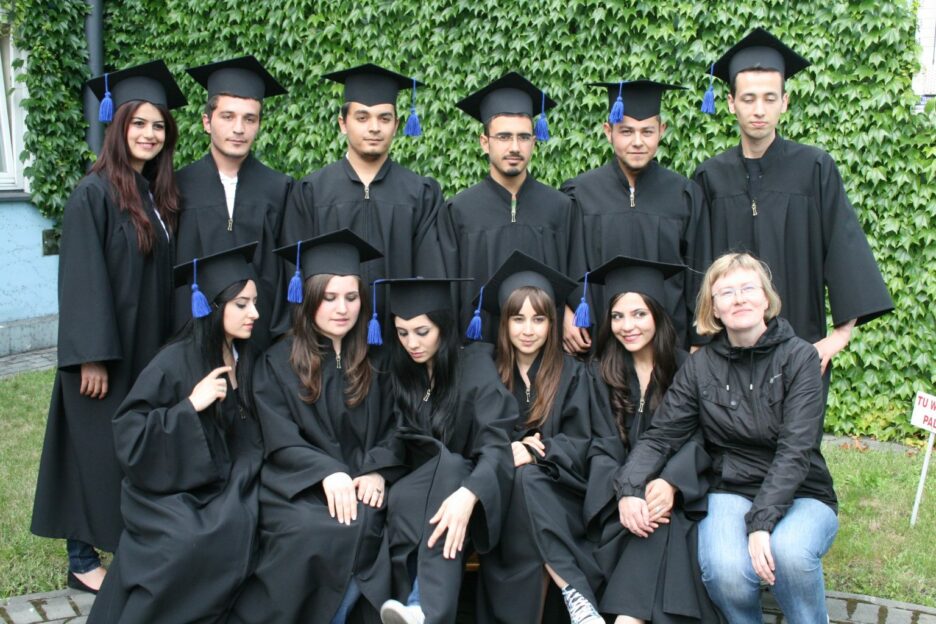 grupa studentów w strojach uczelni
