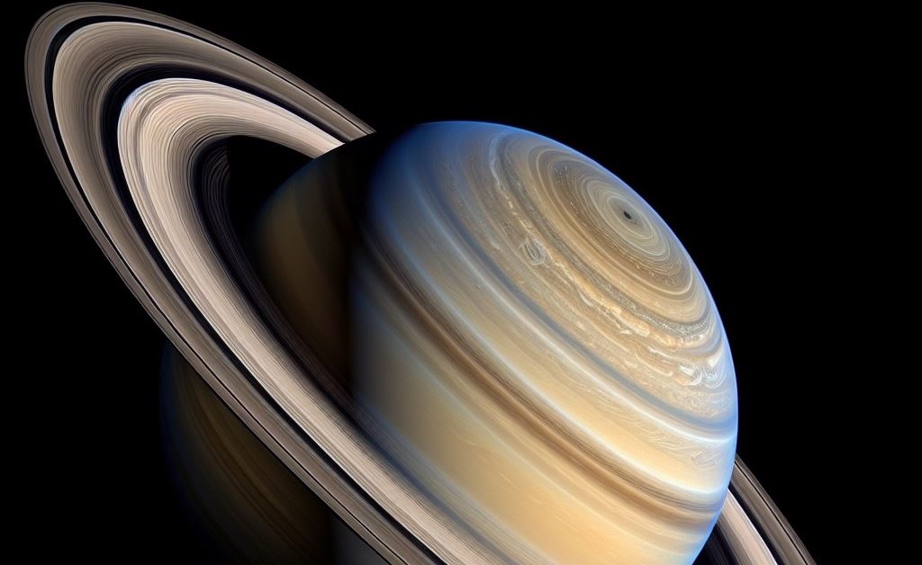 Saturn z pierścieniami.