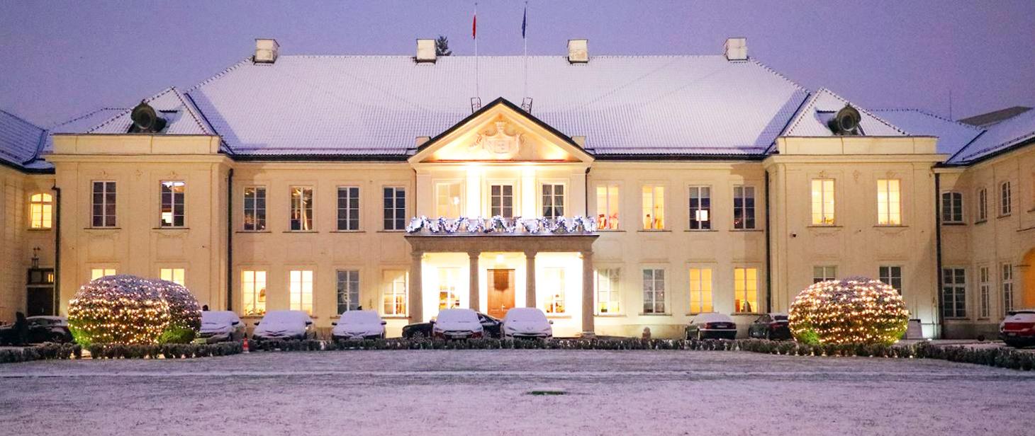 Siedziba Ministerstwa Kultury i Dziedzictwa Narodowego w Warszawie, zabytkowy pałac z rozświetlonym gankiem o zmroku