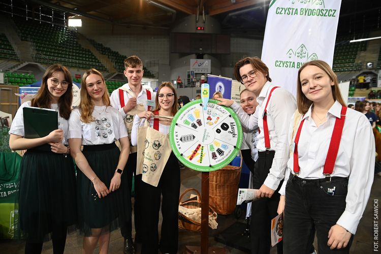 Grupa młodzieży w hali podczas Forum Szkół.