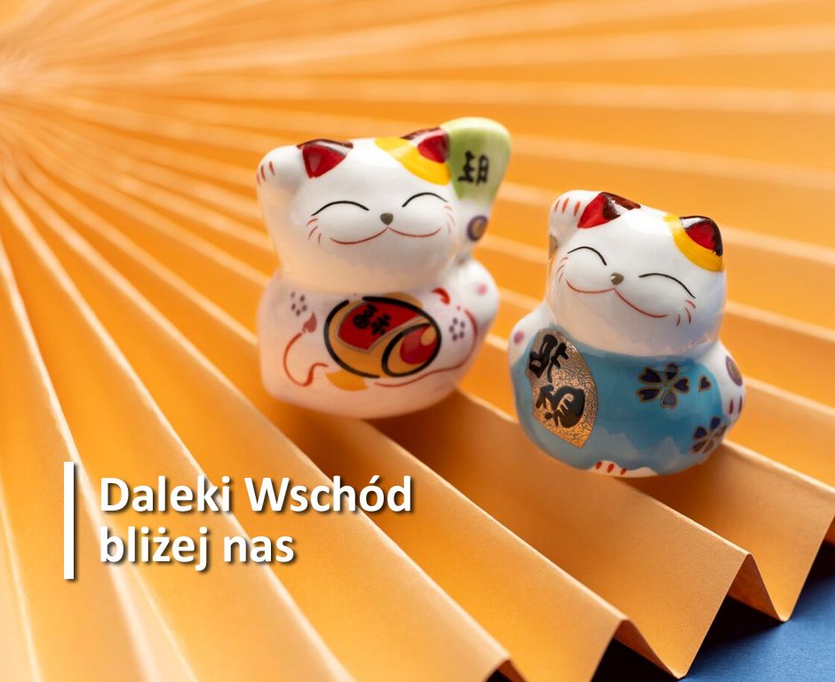 Japońskie figurki kotków w estetyce kawaii ustawione na wachlarzu. Napis: Daleki Wschód bliżej nas.
