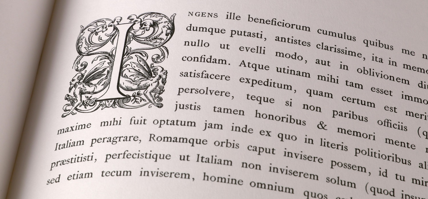 Strona książki z tekstem w języku łacińskim z ozdobnym inicjałem.