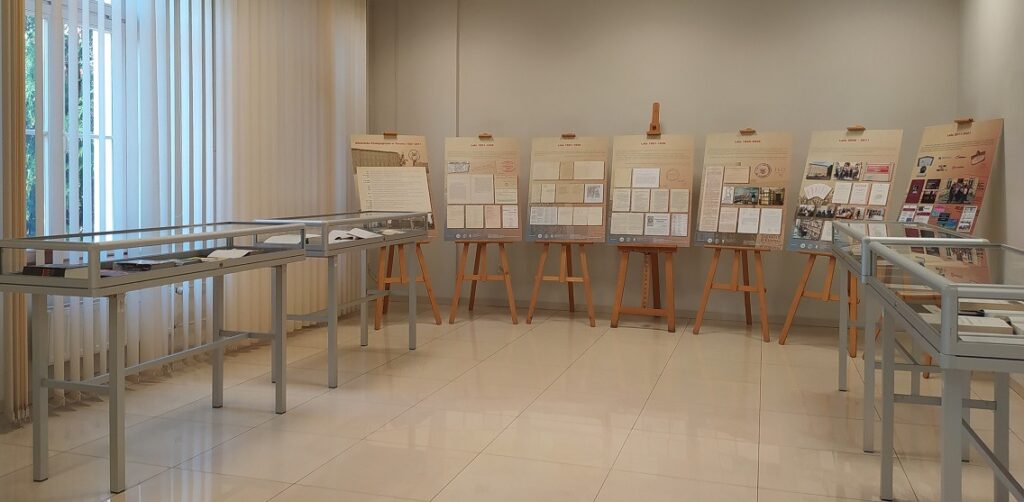 Sala wystawowa  Biblioteki Pedagogicznej w Toruniu- wystawa w gablotach i na sztalugach z posterami