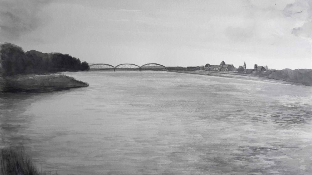 czarno-biała praca: rzeka Wisła, na dalekim planie zabudowa Starego Miasta w Toruniu i most