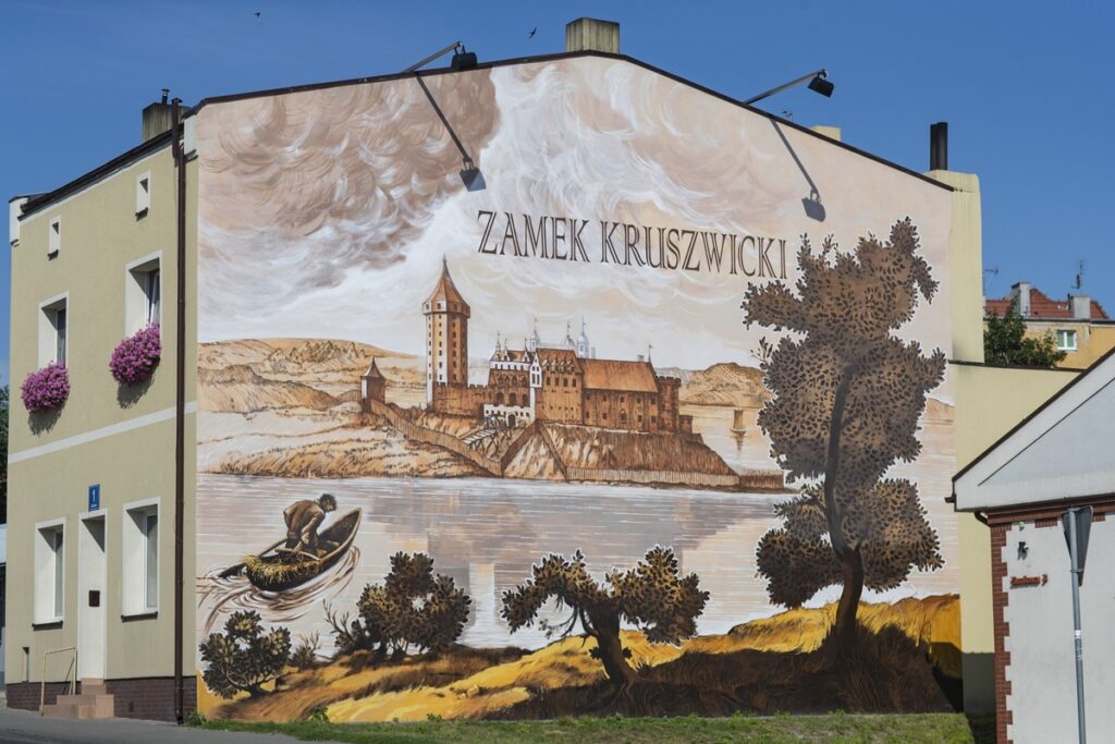 Mural na budynku przedstawiający zamek w Kruszwicy