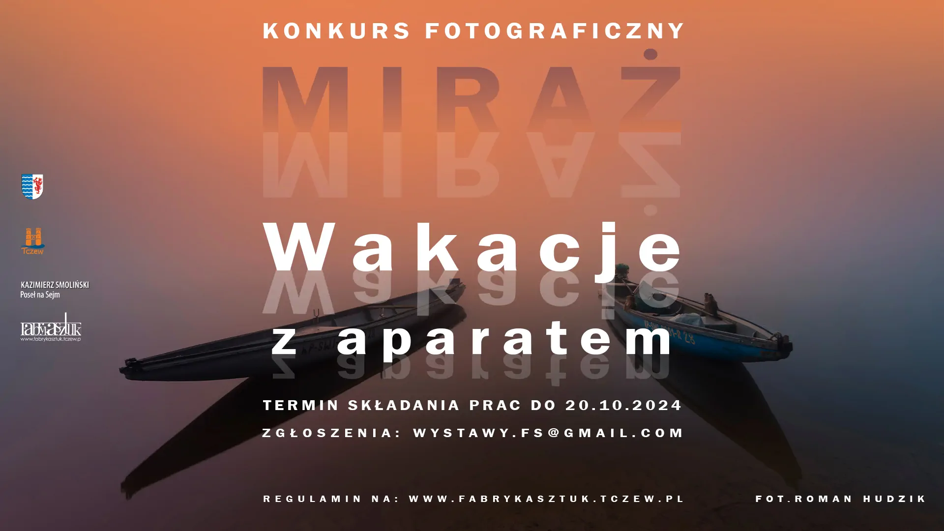 Plakat informacyjny konkursu fotograficznego pt. "Wakacje z aparatem" z dwiema łódkami odbijającymi się w tafli wody.
