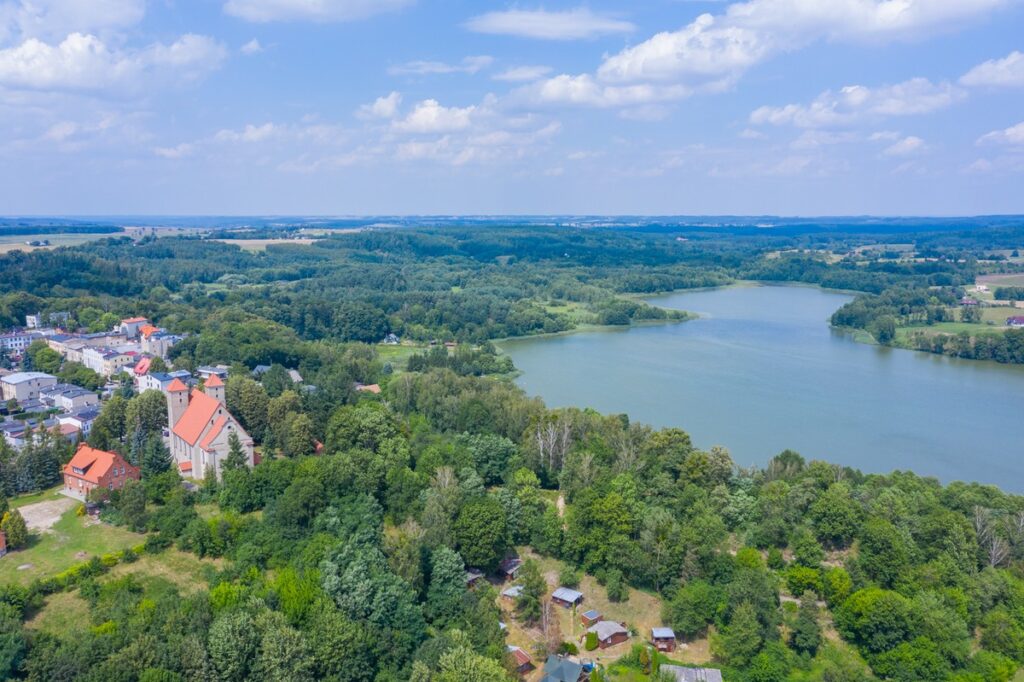 Górznieńsko-Lidzbarski Park Krajobrazowy, widok na jezioro, lasy, zabudowania