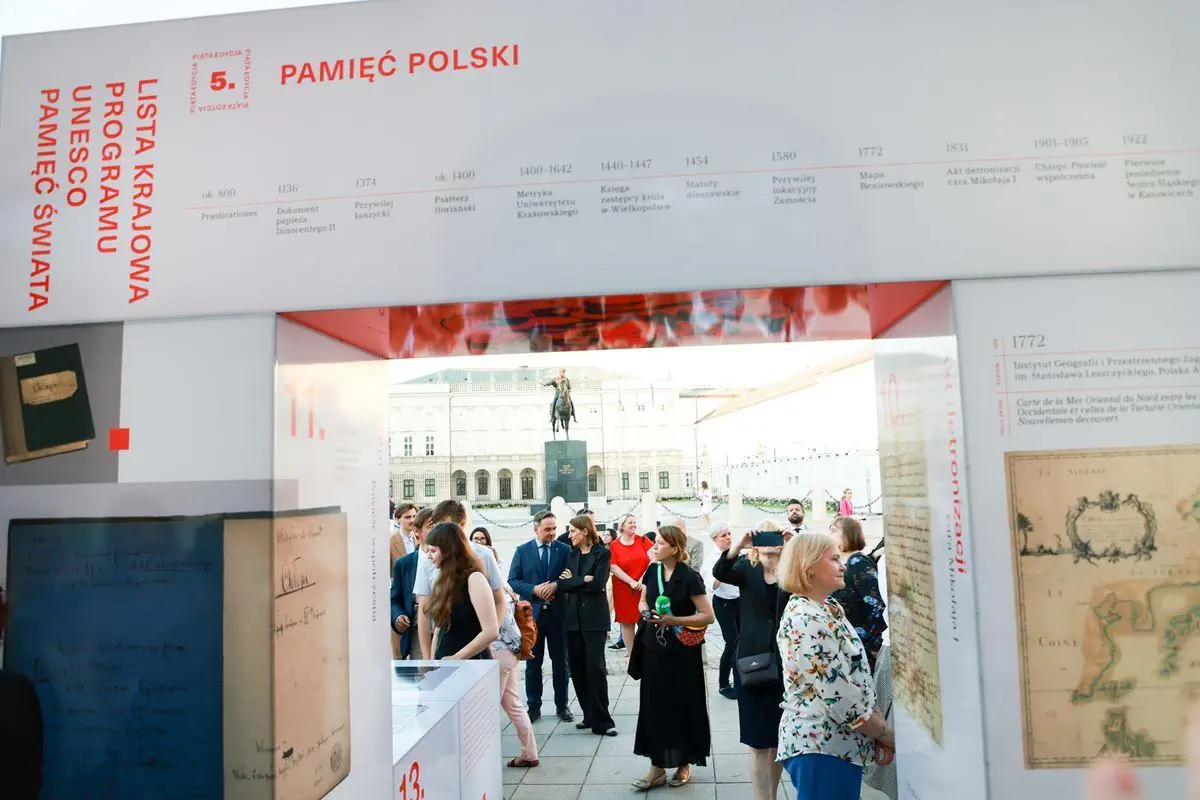 Uczestnicy otwarcia wystawy i wręczenia certyfikatów z polskiej listy UNESCO Pamięć Świata.