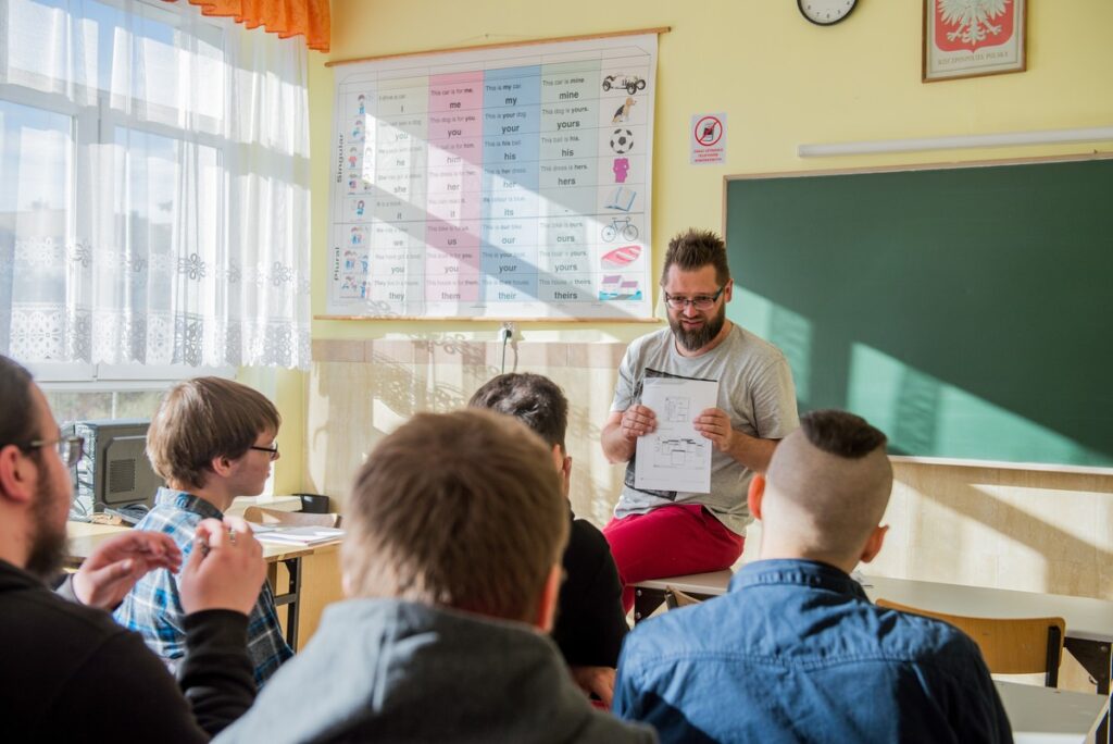 Nauczyciel i uczniowie w klasie szkolnej