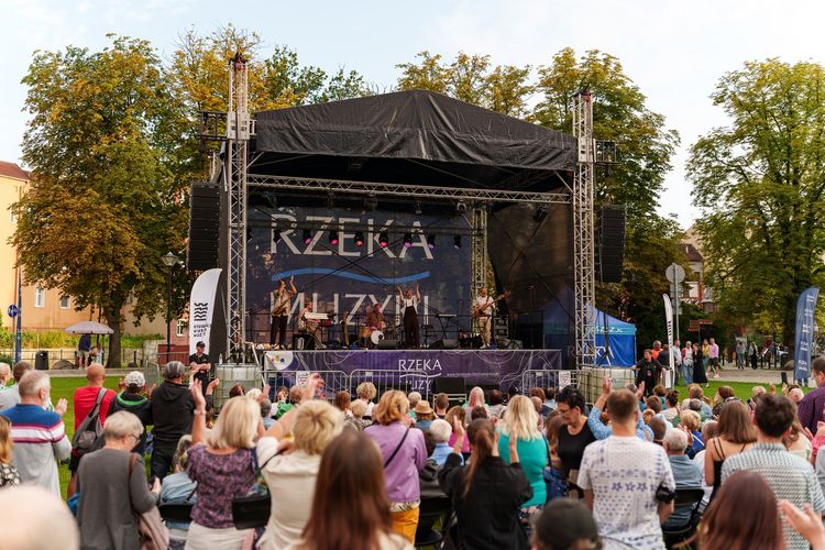 Koncert na scenie plenerowej "Rzeka Muzyki". Zespół przed zgromadzoną publicznością.