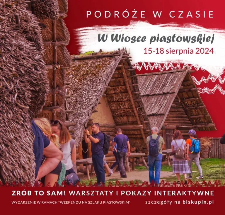 Chaty w skansenie archeologicznym na plakacie informacyjnym wydarzenia pt. "Podróże w czasie. W wiosce piastowskiej".