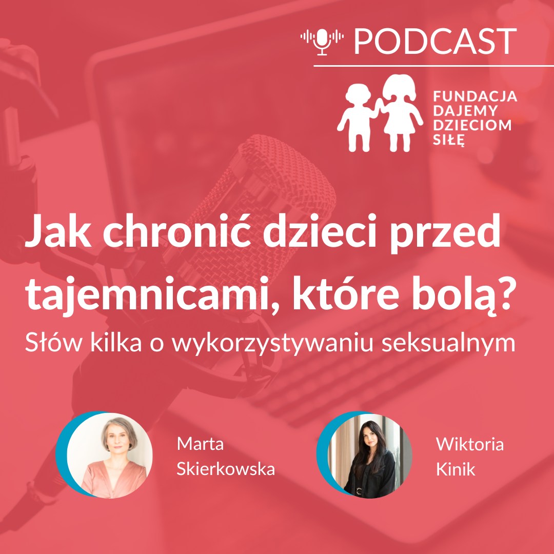 grafika z tytułem podcastu, zdjęciami prowadzących oraz logotypem FDDS, wszystko na czerwonym tle z wizerunkiem laptopa i mikrofonu