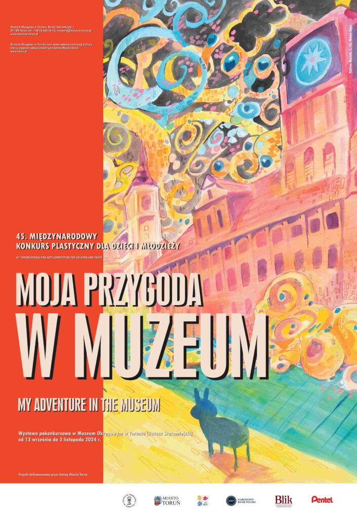 plakat Moja przygoda w muzeum z motywem kolorowej pracy plastycznej przedstawiającej Ratusz Staromiejski w Toruniu oraz logotypami organizatorów