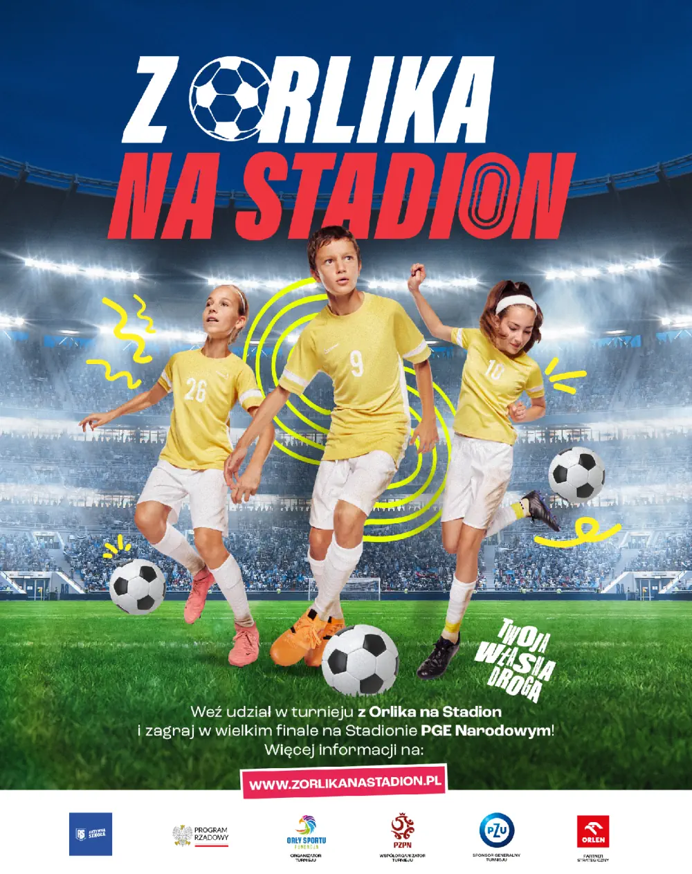 Plakat turnieju piłkarskiego "Z Orlika na Stadion" - troje dzieci w strojach sportowych z piłkami na murawie stadionu.