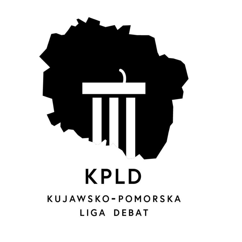 Na białym tle czarny kontur obszaru województwa kujawsko-pomorskiego, na jego tle kolumny, pod spodem napis KPLD Kujawsko-Pomorska Liga Debat.