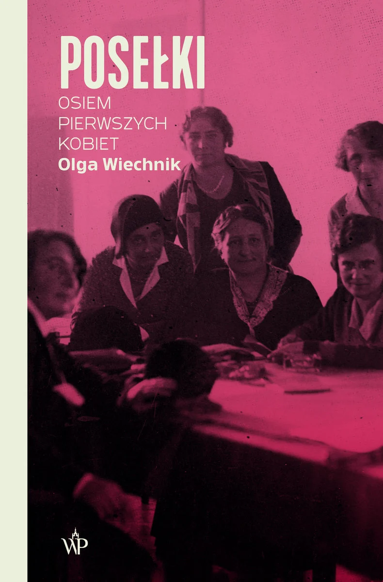 Na ciemnoróżowym tle sylwetki kobiet, posłanek na Sejm w początkach dwudziestego wieku