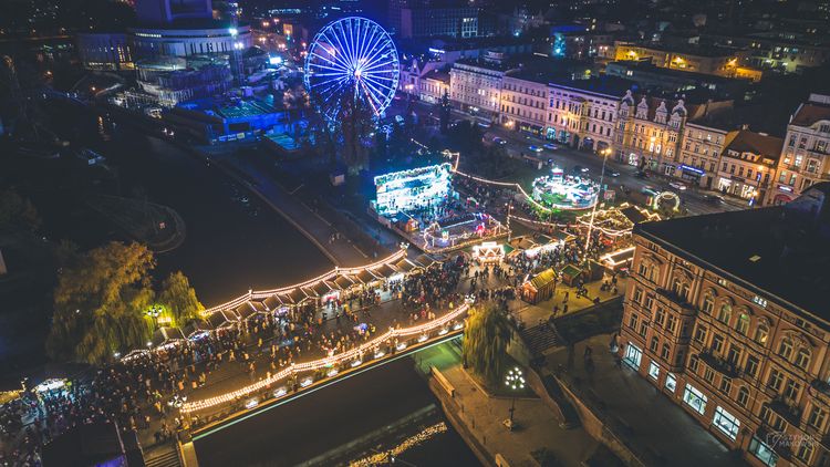 Widok z góry na oświetlony Most Staromiejski, starówkę Bydgoszczy oraz karuzelę diabelski młyn