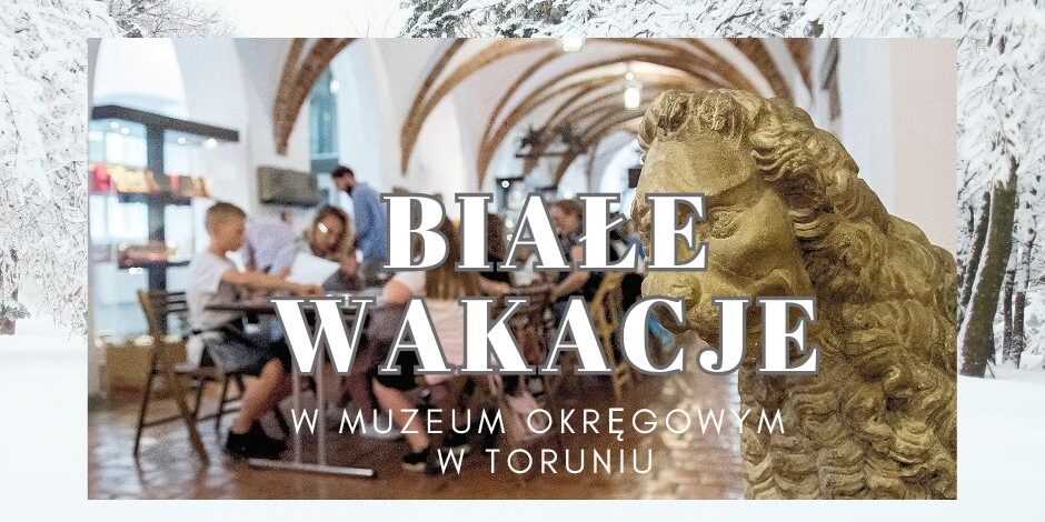 Z prawej strony złota rzeźba lwa, w tle dzieci siedzące przy stole. Napis: Białe wakacje w Muzeum Okręgowym w Toruniu