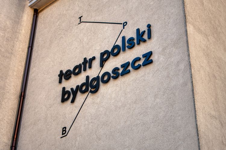 Logotyp Teatru Polskiego w Bydgoszczy na fasadzie budynku.